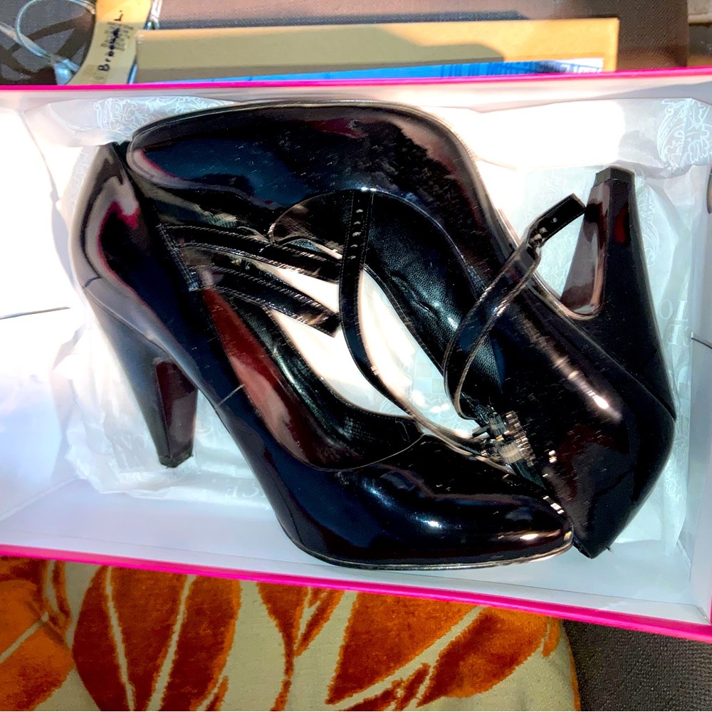 Jessica Simpson genuine leather black pumps with straps